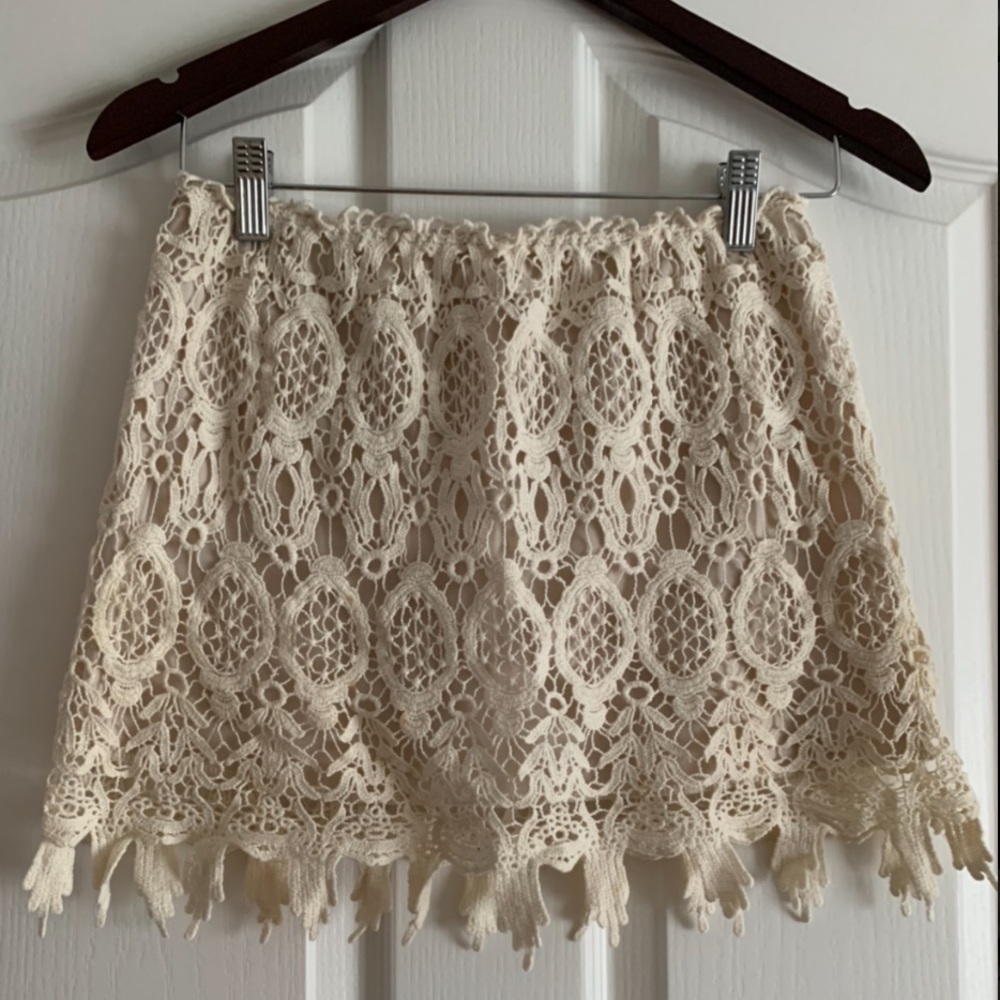 Off white lace mini skirt w/ elastic waist. - Picture 2 of 6